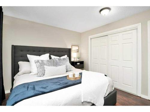 58 Lakeview Crescent, Sylvan Lake, AB - Indoor Photo Showing Bedroom