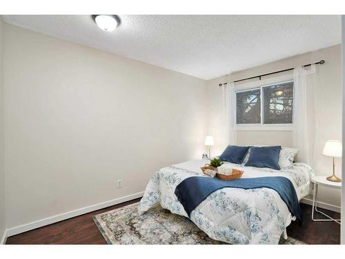 58 Lakeview Crescent, Sylvan Lake, AB - Indoor Photo Showing Bedroom