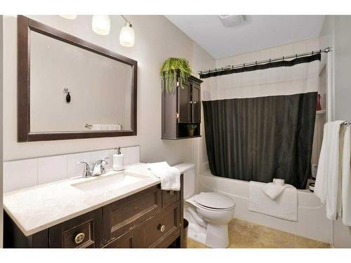 58 Lakeview Crescent, Sylvan Lake, AB - Indoor Photo Showing Bathroom