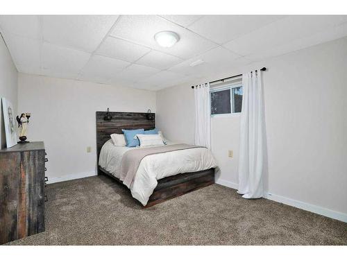 58 Lakeview Crescent, Sylvan Lake, AB - Indoor Photo Showing Bedroom