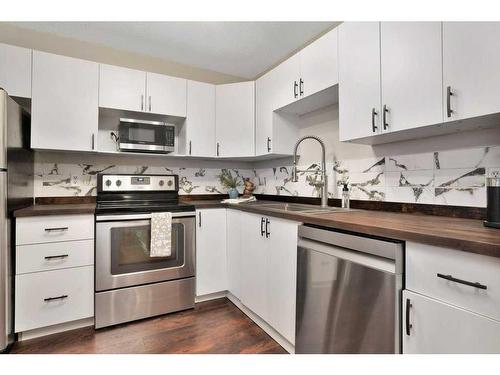 58 Lakeview Crescent, Sylvan Lake, AB - Indoor Photo Showing Kitchen With Double Sink