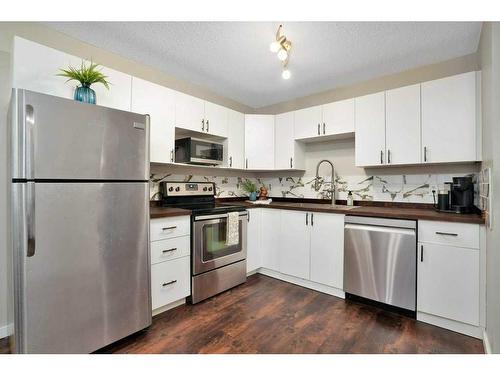 58 Lakeview Crescent, Sylvan Lake, AB - Indoor Photo Showing Kitchen