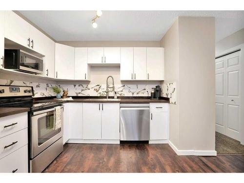 58 Lakeview Crescent, Sylvan Lake, AB - Indoor Photo Showing Kitchen