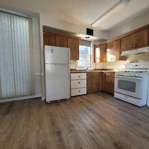 802 9 Street Se, Calgary, AB - Indoor Photo Showing Kitchen