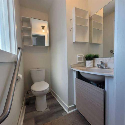 802 9 Street Se, Calgary, AB - Indoor Photo Showing Bathroom