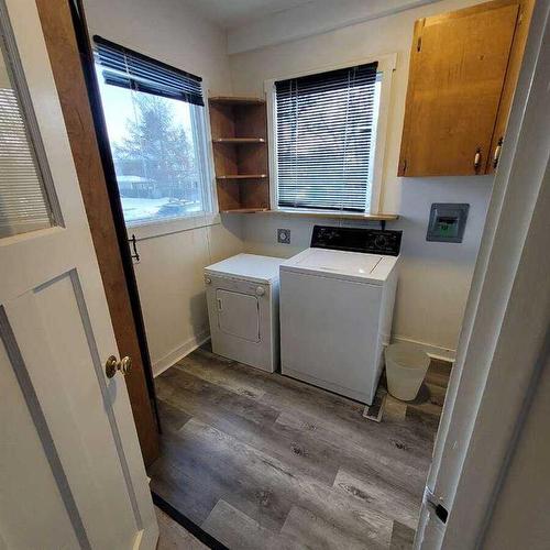 802 9 Street Se, Calgary, AB - Indoor Photo Showing Laundry Room