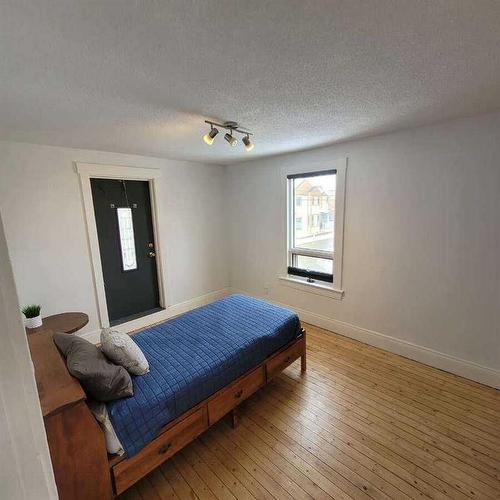 802 9 Street Se, Calgary, AB - Indoor Photo Showing Bedroom