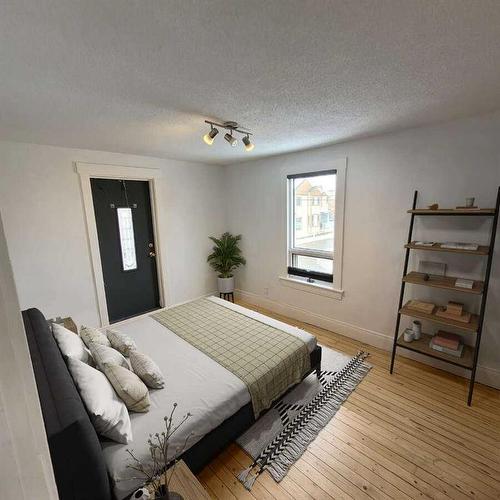 802 9 Street Se, Calgary, AB - Indoor Photo Showing Bedroom