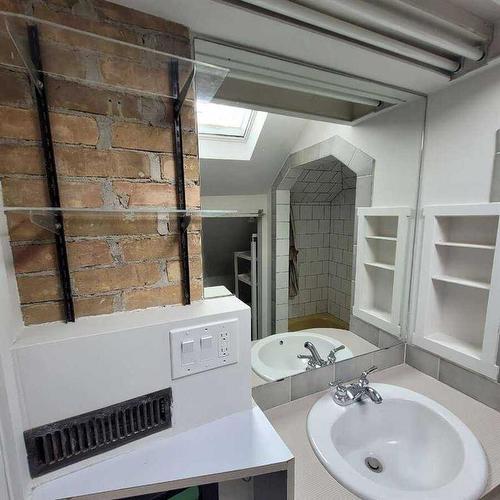 802 9 Street Se, Calgary, AB - Indoor Photo Showing Bathroom