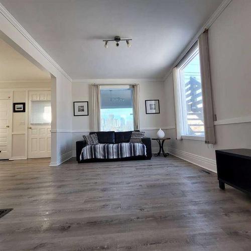 802 9 Street Se, Calgary, AB - Indoor Photo Showing Bedroom