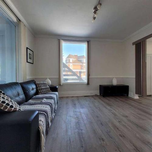 802 9 Street Se, Calgary, AB - Indoor Photo Showing Living Room