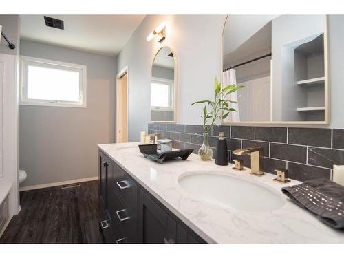 4714 48 Avenue, Bentley, AB - Indoor Photo Showing Bathroom