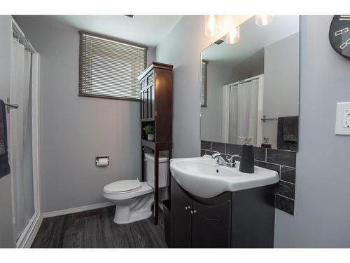 4714 48 Avenue, Bentley, AB - Indoor Photo Showing Bathroom