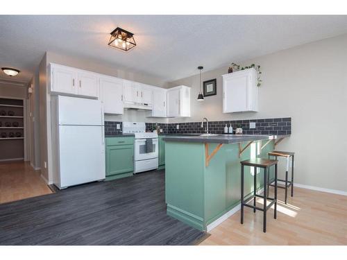 4714 48 Avenue, Bentley, AB - Indoor Photo Showing Kitchen