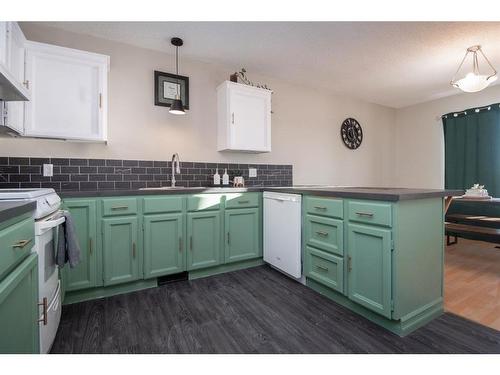 4714 48 Avenue, Bentley, AB - Indoor Photo Showing Kitchen