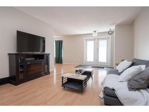 4714 48 Avenue, Bentley, AB - Indoor Photo Showing Living Room