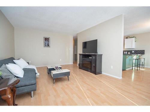 4714 48 Avenue, Bentley, AB - Indoor Photo Showing Living Room