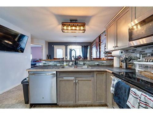 51 Lodge Place, Sylvan Lake, AB - Indoor Photo Showing Kitchen With Double Sink