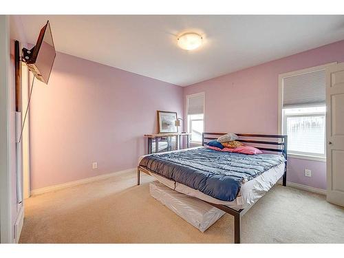 51 Lodge Place, Sylvan Lake, AB - Indoor Photo Showing Bedroom