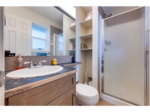 51 Lodge Place, Sylvan Lake, AB - Indoor Photo Showing Bathroom