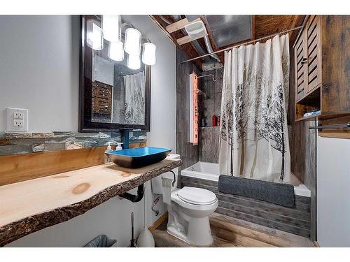 51 Lodge Place, Sylvan Lake, AB - Indoor Photo Showing Bathroom