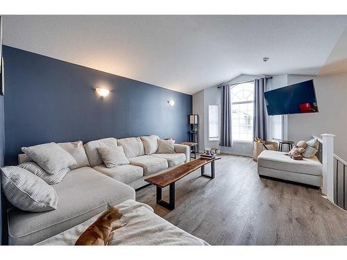 51 Lodge Place, Sylvan Lake, AB - Indoor Photo Showing Living Room