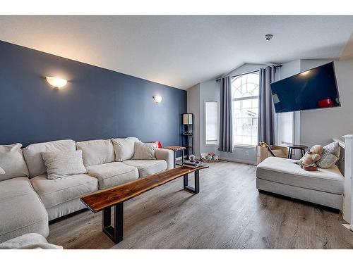 51 Lodge Place, Sylvan Lake, AB - Indoor Photo Showing Living Room