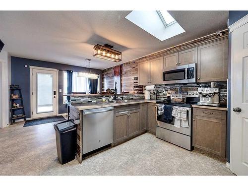 51 Lodge Place, Sylvan Lake, AB - Indoor Photo Showing Kitchen