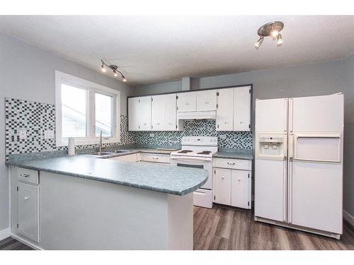 35 Barner Avenue, Red Deer, AB - Indoor Photo Showing Kitchen