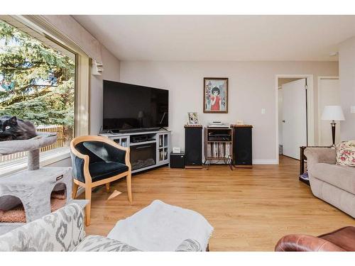 58-2816 Botterill Crescent, Red Deer, AB - Indoor Photo Showing Living Room