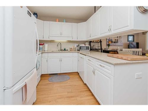 58-2816 Botterill Crescent, Red Deer, AB - Indoor Photo Showing Kitchen