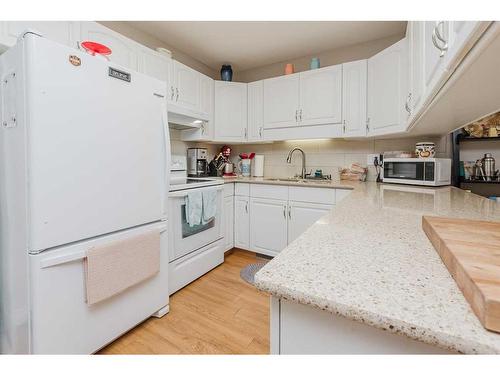 58-2816 Botterill Crescent, Red Deer, AB - Indoor Photo Showing Kitchen