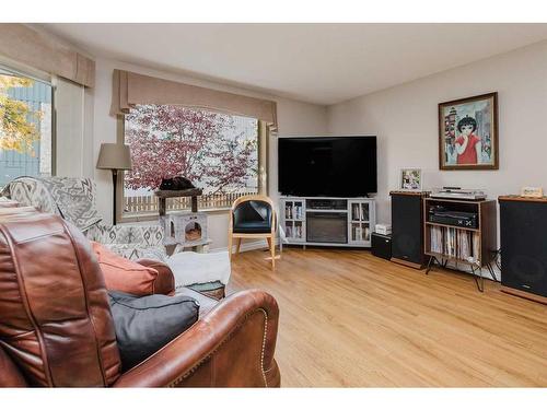 58-2816 Botterill Crescent, Red Deer, AB - Indoor Photo Showing Living Room