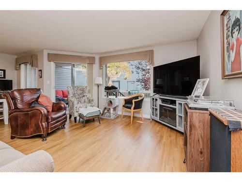 58-2816 Botterill Crescent, Red Deer, AB - Indoor Photo Showing Living Room