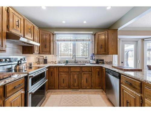 560 Wahstao Road Nw, Edmonton, AB - Indoor Photo Showing Kitchen