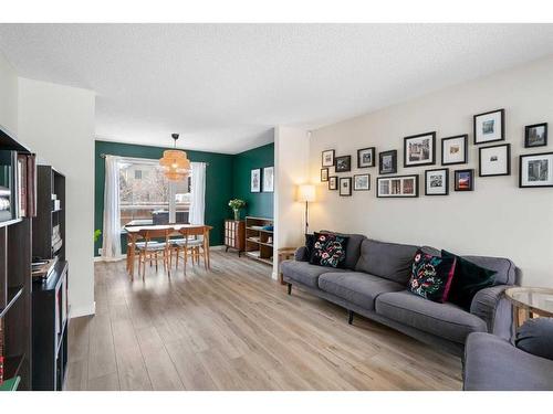 16117 Shawbrooke Road Sw, Calgary, AB - Indoor Photo Showing Living Room