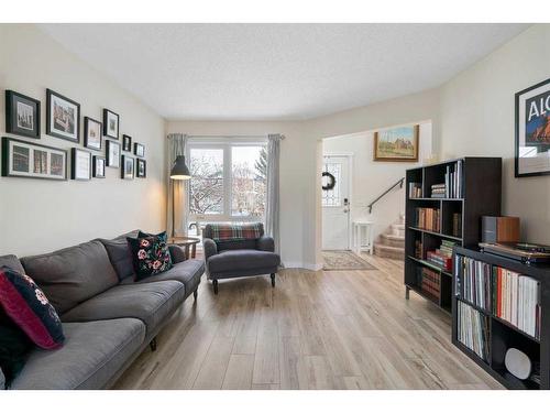 16117 Shawbrooke Road Sw, Calgary, AB - Indoor Photo Showing Living Room