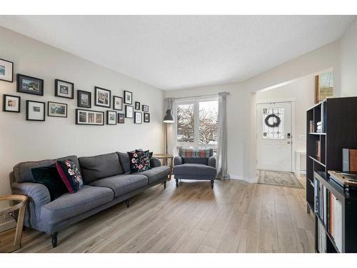 16117 Shawbrooke Road Sw, Calgary, AB - Indoor Photo Showing Living Room