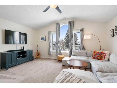 16117 Shawbrooke Road Sw, Calgary, AB - Indoor Photo Showing Living Room