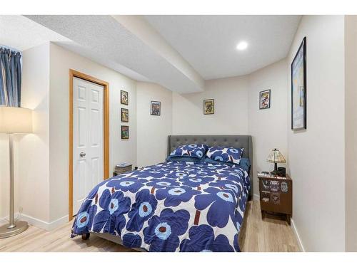 16117 Shawbrooke Road Sw, Calgary, AB - Indoor Photo Showing Bedroom