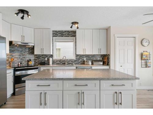 16117 Shawbrooke Road Sw, Calgary, AB - Indoor Photo Showing Kitchen