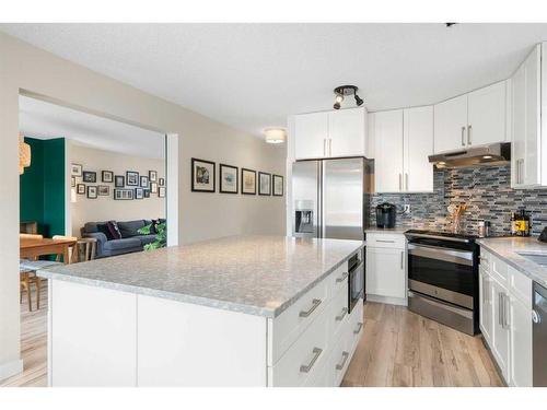 16117 Shawbrooke Road Sw, Calgary, AB - Indoor Photo Showing Kitchen With Upgraded Kitchen