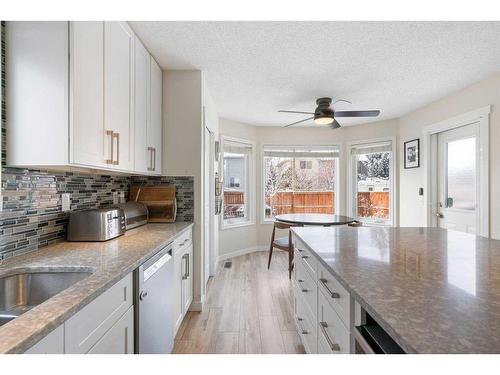 16117 Shawbrooke Road Sw, Calgary, AB - Indoor Photo Showing Kitchen