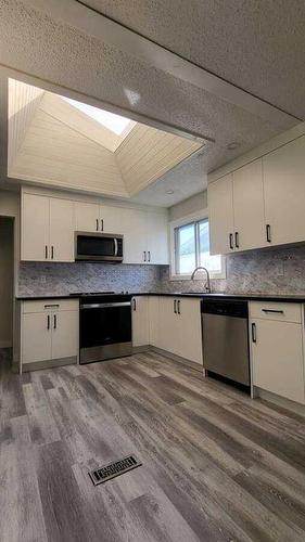 259 Manora Crescent Ne, Calgary, AB - Indoor Photo Showing Kitchen