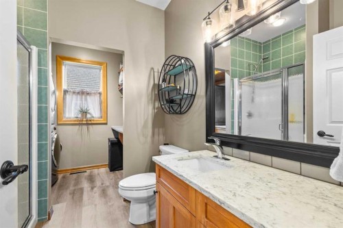 152 Jarvis Bay Drive, Jarvis Bay, AB - Indoor Photo Showing Bathroom