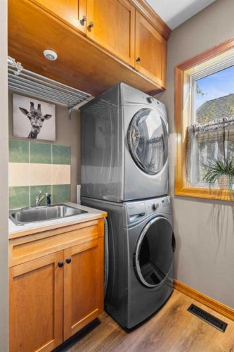 152 Jarvis Bay Drive, Jarvis Bay, AB - Indoor Photo Showing Laundry Room