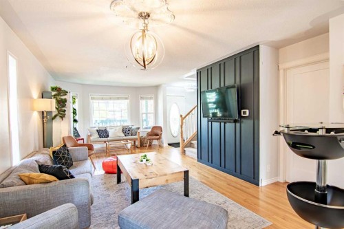 5008 41 Street, Sylvan Lake, AB - Indoor Photo Showing Living Room
