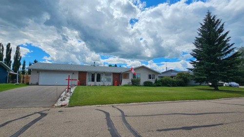 4913 Parkview Crescent, Castor, AB - Outdoor With Facade