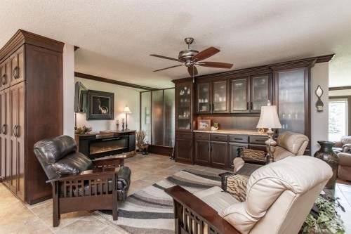 38212 Range Road 252, Rural Lacombe County, AB - Indoor Photo Showing Living Room