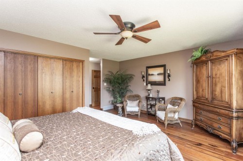 38212 Range Road 252, Rural Lacombe County, AB - Indoor Photo Showing Bedroom